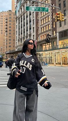 Tomboy Celebrity Style, Jay Jays Clothing, Baddie Outfits Autumn, Fall 2023 Outfits Streetwear, Streetwear Chic Women, Y2k Streetwear Winter Outfits, La Inspired Outfits, Fall Streetwear Outfits 2023, Baggy Baddie Outfits