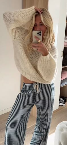 Winter Outfit Skirt, Sweatpants Aesthetic, Outfit Sweatpants, Outfit Ideas Street Style, Fall Outfit Aesthetic, Jean Outfit, Streetwear Outfit Ideas, Aesthetic Streetwear