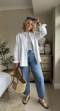 Green Linen Button Up Shirt Outfit, Plus Size Transitional Outfits Summer To Fall Casual, Tunic Style Outfits, Wide Leg Jean Summer Outfit, Jeans And Linen Shirt Outfit, Errands Day Outfit, Fashion For Women In Their 50s, Older Woman Style Over 50, Spring 2024 Teacher Outfits