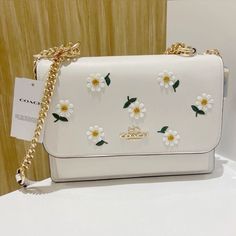 Designer Handbag Storage, Tas Coach, Classy Purses, Daisy Embroidery, Trendy Purses, Luxury Bags Collection, Handbag Storage, Stylish Purse, Cute Wallets