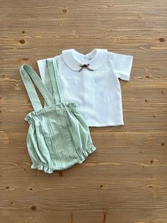 ✿ABOUT THIS SUIT ✓Our handmade set includes green bloomer shorts and a %100 cotton fabric short-sleeved petter pan collar detailed shirt. ✓The lightweight, breathable material makes it perfect for hot summer days. ✓The shorts have buttons along the front for easy dressing suspenders. ✓The cotton shirt has a classic fit and shirt collar embroidered with rib detail. ✿FABRIC INFORMATION ✓ Natural cotton linen. ✓Color of your item may vary slightly from what you see on your screen because all monito Baby Boy Cake Smash, Boy Cake Smash, Cake Smash Outfit Boy, Birthday Look, Suspender Shorts, Bloomer Shorts, Boy Cake, Baby Boy Cakes, Baby Boy Clothing Sets