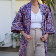 Cette robe kimono en batik est fabriqué à partir de tissu de coton blanc qui est ensuite estampé et teint à la main en utilisant une technique de cire et de teinture batik vieille de 700 ans. Le tissu batik est également ensuite cuit au soleil.



 Cette robe kimono en batik est conçue à Manhattan Beach, en Californie et fabriquée à la main par des artisans de Java, en Indonésie.

 Veuillez vous attendre à une certaine variation de couleur en raison de la teinture à la main et du processus de s Bohemian Cotton Kimono With Batik Print, Spring Cotton Kimono With Batik Print, Cotton Kimono With Natural Dye And Kimono Sleeves, Cotton Batik Print Kimono For Spring, Traditional Cotton Robe With Kimono Sleeves, Cotton Kimono With Natural Dye And Relaxed Fit, Traditional Indigo Cotton Kimono, Cotton Kimono With Block Print, Cotton Block Print Kimono