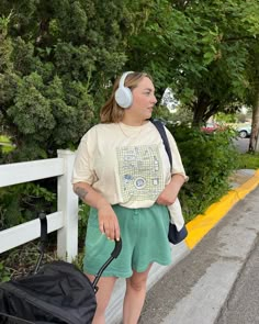 Summer Style Shorts, Graphic Tee Outfit 2023, Graphic Tee And Shorts Outfit, Graphic Tee Summer Outfit, Mid Size Graphic Tee Outfit, Street Style Curvy, Oversized Green Graphic Tee, Plus Size Graphic Tee Outfit, Oversized Green T-shirt With Graphic Print