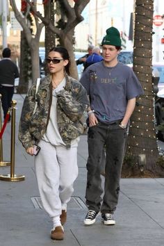 Madison Beer And Nick Austin, Camo Jacket Outfit, Grey Sweatsuit, Nick Austin, Beer Outfit, Jacket Outfit Women, Off Duty Outfits, Hoodie Aesthetic, Snow Outfit