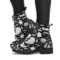 Spooky Black Witchy Boots, Original Halloween Costumes, Best Celebrity Halloween Costumes, Stay Groovy, Spooky Black, Celebrity Halloween Costumes, Diy Halloween Costumes Easy, Black Rain, Doc Marten