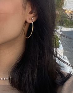 Double Lobe Piercing Hoop, Double Ear Piercing Hoop, 3rd Ear Piercing Ideas, 2 Piercings Ear Ideas, Big Hoop Earrings Aesthetic, Aros Aesthetic, 2 Ear Piercings, Hoops Aesthetic, Double Lobe Piercing