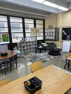 an empty classroom with desks and chairs