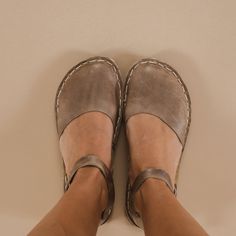 Sandals Mexican, Sandals Minimalist, Barefoot Sandals Women, Minimalist Sandals, Mexican Huaraches, Barefoot Boots, Mexican Sandals, Brown Slippers, Birkenstock Outfit