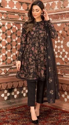 |Bareeze |Fashgetclothing |Shalwarqameez |winter2022 Hamel Patel, Simple Dress Casual, Stylish Kurtis Design, Classy Outfits For Women, Designer Kurti Patterns, Womens Trendy Dresses, Desi Fashion Casual, Pakistani Fancy Dresses, Dress Design Patterns