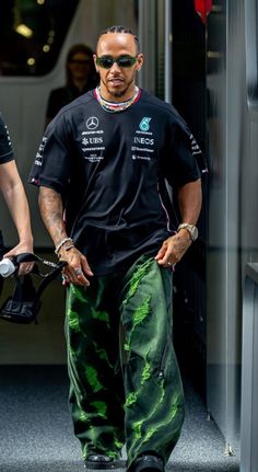 Lewis Hamilton Fashion Style, F1 Style Outfit, F1 Outfit Men, Athletic Mens Outfits, Lewis Hamilton Style, Lewis Hamilton Fashion, Lewis Hamilton Outfit, F1 Outfit, Dope Fashion Outfits