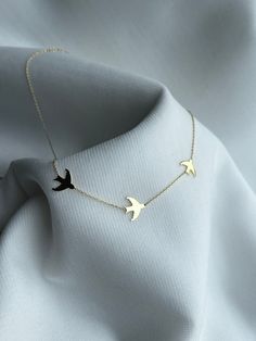 Soar with elegance in our Swallow Necklace 🕊️ Get this cute jewelry made with the quality of high quality elements✨ You can go with 925K Sterling Silver with the options of Gold, Rose Gold or White Gold finish Beautiful jewelry for everyone 💙 ✨ Highlights ✨ * 925K Sterling Silver → 14K Gold, Rose Gold or White Gold plated * Chain length is approximately 18 inches (16+2 in extender) / 45 cm (40+5 cm extender) * Time is important! You will receive your package as soon as possible 🚚 * We care ab Swallow Necklace, Cute Necklaces, Silver Bird, Animal Pendant, Bird Necklace, Bird Jewelry, Minimalist Necklace, Gold Plated Chains, Gold Design