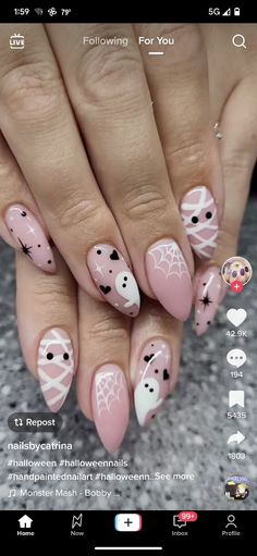 Boo Nails Halloween, Girly Ghost Nails, Halloween Nails Pink Simple, October Nails Ghost, Pink Ghosts Nails, Almond Halloween Nail Designs Simple, Simple Ghost Nail Art, Cute Halloween Nails Short Almond, Almond Ghost Nails