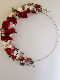 a circular wreath with red and white flowers