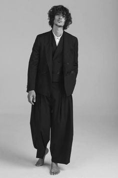 Mode Kimono, Black Suit, Issey Miyake, Mens Street Style, Japanese Fashion, Minimal Fashion, Stylish Men, Wedding Suits, Minimalist Fashion