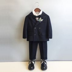 This beautiful, chic and stylish boy suit for a wedding is everything your little gentleman needs to make a statement. With pockets sitting neatly at the front and chest and matching pants, this suit is sure to impress. This style is perfect for any special occasion, including events, parties and weddings. Material: Polyester, Cotton Blazer Pants Outfit, Flower Boys Wedding, Wedding Performance, Formal Costume, Kids Formal, Yellow Coat, Two Piece Jumpsuit, Birthday Suit, Tie Shirt