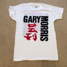 This Nwot Vintage Authentic Gary Morris Concert T-Shirt Is A Fun Addition To A Country/Broadway Retro Wardrobe. Please Feel Free To Ask Any Questions. White Graphic Tee With Band Logo, White Band Logo T-shirt Crew Neck, White Band Merch T-shirt For Concert, White Pop Culture T-shirt For Concerts, Pop Culture White T-shirt For Concerts, White Screen Print T-shirt For Concert, White Text Print T-shirt For Concert, White 90s T-shirt For Concert, White Band Logo T-shirt For Streetwear