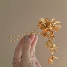 Add a touch of elegance and tradition to your bridal look with our Golden Flower Petals Hair Pin. This exquisite accessory is designed to complement the beauty and grace of a Chinese bride, perfect for weddings and other special occasions. Gold Flower Hair Pin, Elegant Hair Accessories, Golden Hair Accessories, Chinese Hair Pins, 5 Petal Flower, Golden Accessories, Chinese Bride, Anting Manik, Hair Accessories Pins