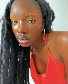 Gloss Maybelline, Maybelline Instant Age Rewind Concealer, Leo Energy, Dark Skin Makeup Tutorial, Day Eye Makeup, Instant Age Rewind Concealer, Age Rewind Concealer, Funky Makeup, Vibrant Makeup