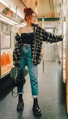 Grunge Fashion Aesthetic, Mom Jeans Outfit Winter, Mama Jeans, Fall Family Photo Outfits, Estilo Swag, Tokyo Street Fashion, Mom Jeans Outfit