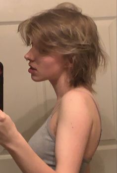 Grunge Mullet Haircut, Shag On Straight Hair Short, Shag Mullet Straight Hair Short, Blonde Soft Mullet, Lesbian Shaggy Hair, Grunge Shag Haircut Short, Soft Mullet Haircut Short Straight, Adrogonus Hair Long, Straight Mullet Haircut