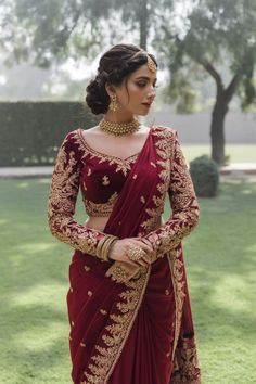 Designer Bridal Sarees Wedding, Golden Red Saree Wedding, Red Saree Wedding Brides Simple, North Indian Wedding Outfits, Saadi Dress Design, Red Indian Bridal Outfit, Bengali Bride Outfits, Indian Wedding Look For Bride, Red Wedding Sarees