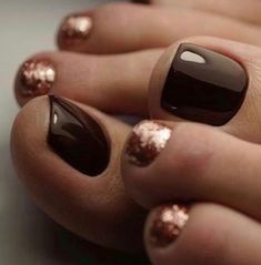 25 Stunning Fall Pedicure Ideas to Keep Your Toenails on Trend - divagaze.com Shellac Pedicure, Ideas Pedicure, Fall Toe Nails, Fall Pedicure, Pretty Pedicures, Gold Manicure, Pedicure Designs Toenails, French Pedicure, Pedicure Colors