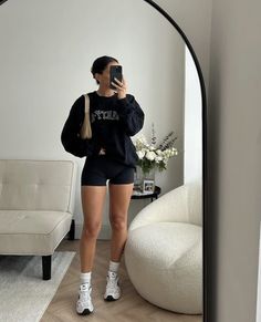 Sleeves Outfit, Beige Purse, Outfit Shorts, Shoes Beige, Cute Workout Outfits, Cute Gym Outfits, Outfit White, Sweater Outfit