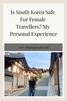 Street in South Korea with traditional houses, a woman standing and text about the safety of female travelers. Korea Travel, Travel Industry