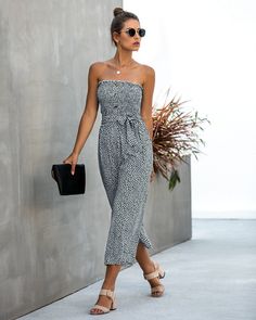 The EMES SHOP jumpsuit is detailed with a beautiful floral print. Features a tube design. tie waist belt. contrast button detail. and mid-calf length jumpsuit. Pair it with sandals and sunnies for a cute summer look.MATERIAL:100%Cotton MEASUREMENTS:JumpsuitsLength is 41"-43"in Small | Bust: 35"-37"in & Waist: 24"-26"in& Hip: 40"-42"in Medium | Bust: 37"-39"in & Waist: 26"-28"in& Hip: 42"-44"in Large | Bust: 39"-41"in & Waist: 28"-30"in& Hip: 44"-46"in X Large | Bust: 41"-43"in & Waist: 30"-32"in Tube Jumpsuit, Pocket Jumpsuit, Belt Jumpsuit, Jumpsuit Chic, Casual Jumpsuit, Printed Jumpsuit, Maxi Dress Party, Wide Leg Jumpsuit, Style Elegant