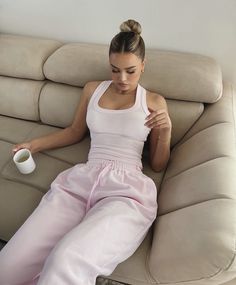 Girly Gym Outfits, Gym Outfit Joggers, Girly Summer Outfits Casual, Pink Gym Outfit, Pink Gym Aesthetic, Pink Joggers Outfit, Pink Joggers, Minako Aino, Joggers Outfit