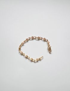 With its interlocking links and bold design, the 18ct gold plated link chain bracelet plays well with others as part of a curated arm stack but also shines when worn solo. Metal: 18ct Gold Plated on BrassDimensions: 19 cm Shipping & Return Free US shipping on orders over $100.Free International shipping on orders over $300. For more details click HERE. Modern Rose Gold Bracelets With Gold Chain, Modern Rose Gold Bracelet With Gold Chain, Gold Metal Link Chain Ring, Classic Gold Chunky Link Bracelet, Minimalist Gold Bracelet With Oval Link Chain, Rose Gold Chain Bracelet With Rectangular Links, Everyday Chain Link Bracelet, Gold Link Chain Ring In Minimalist Style, Timeless Link Chain Bracelet