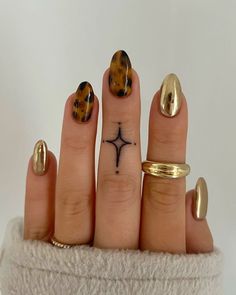 25 Gold Nails That Add Elegance To Your Look Fake Nails Long, Smink Inspiration, Manicure Tips, Fake Nails With Glue, Makijaż Smokey Eye, False Nail, Nail Polishes