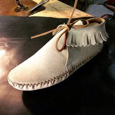 Making Moccasins, Moccasin Shoes, Beautiful Crafts, Baby Moccasins, Shoes Diy, Diy Shoes, Fashion Sewing, Flat Shoes