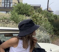 Black Bucket Hat Aesthetic, Black Bucket Hat Outfit Summer, Paperboy Hat Outfit Women, Paperboy Hat Outfit, Denim Bucket Hat Outfit, Black Bucket Hat Outfit, Aesthetic Bucket Hat, Bucket Hat Outfits, Bucket Hat Aesthetic