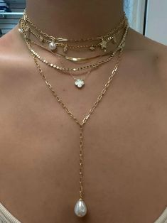 Good Jewelry Stack, What To Wear With Gold Jewelry, Charlotte Tilbury Necklace, Prom Accessories Aesthetic, Stacks Of Jewelry, Layered Chain Necklace Gold, Gold Jewelry Styling, Latina Aesthetic Jewelry, Gold Thick Necklace