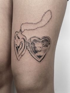 a woman's thigh with two heart shaped lockes on it