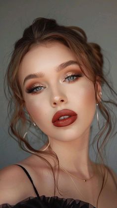 #makeup #maquillaje #aesthetic Formal Makeup Fair Skin, Bridal Makeup For Hazel Eyes Dark Hair, Smokey Eye Redhead, Neutral Glam Makeup Green Eyes, Bridesmaid Makeup Red Lips, Soft Glowy Bridal Makeup, Makeup For Redheads With Blue Eyes, Bridal Makeup Redhead, Warm Bridal Makeup