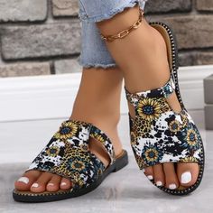 Bohemian Gladiator Flat Shoes: Soft Beach Flip Flops Gladiator Flats, Women Slippers Fashion, Casual Athletic Shoes, Lace Up Wedges, Shoes Soft, Flats Patterns, Beach Flip Flops, Casual Slippers, Women's Slippers