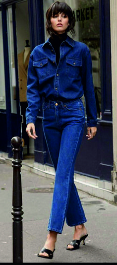 Dublin Outfit Winter, Dark Denim Outfit, Denim Shirt Outfit Women, Looks Total Jeans, Corporate Girlie, Dark Denim Shirt, Denim Shirt Outfit, Denim Street Style, Jeans Trend