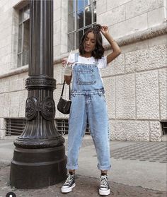 Salopette Outfit, All Star Outfit, Looks Com All Star, Style Salopette, Overall Outfit, Mode Boho, Elegante Casual, Causual Outfits, Moda Vintage