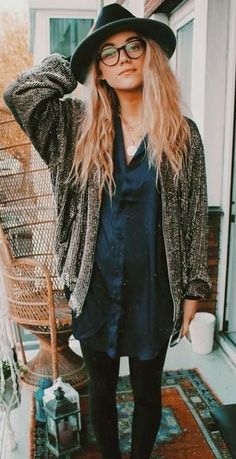 Hipster girl wearing round black glasses Boho Winter Outfits, Geek Chic Fashion, Boho Winter, Winter Boho, Mode Boho, Trendy Summer Outfits, Tween Outfits, Geek Chic, Black Hat