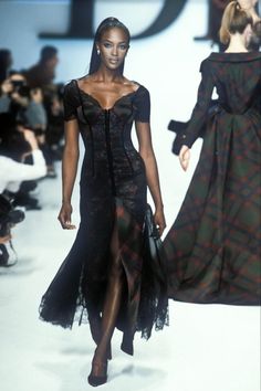 Naomi Campbell 90s Style, 90s Model Aesthetic, High Fashion Runway, Runway Fashion Couture, The Addams Family, Gianfranco Ferre, Dior Fashion, Model Aesthetic