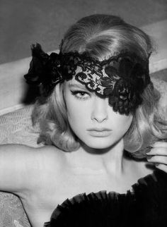 one eyed Great Gatsby Hairstyles, Gatsby Hair, The Mask Costume, Venetian Masquerade, Ellen Von Unwerth, Lace Mask, Party Mode, Grunge 90s, Inspire Creativity