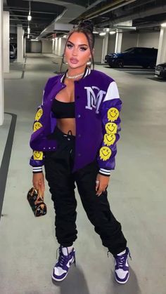 Letterman Jacket Outfit, Varsity Jacket Outfit, Jacket Outfit Women, Flawless Beauty, Tomboy Style Outfits, Looks Black, Streetwear Fashion Women, Cute Swag Outfits, On The Red Carpet