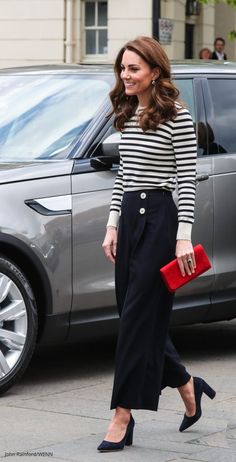 Kate Middleton Outfits 2022, Kate Middleton 2022 Style, Kate Middleton Office Style, Kate Style Middleton, Kate Middleton Fashion Casual, In Between Winter And Spring Outfits, Kate Middleton Clothes, Kate Middleton Spring Style, Elegant Womens Outfits