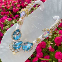 Wonderful HAVAIANAS FLIPFLOPS beiges with blue and white rhinestones for women, original beiges or white Havaianas decorated with rhinestones and thread, these sandals are perfect for weddings, they are made with imported crystals and have a special bath just like that used for fine jewelry so So much it is a very resistant product over time, you can also use them for bridesmaids or as casual as with Jeans, the crystals of these beautiful havaianas help make your outfits unique and elegance at y Adjustable Bling Beach Sandals, Adjustable Bling Sandals For Beach, White Sandals With Rhinestones And Adjustable Fit, Adjustable Rhinestone Flip Flops For The Beach, Summer Sandals With Rhinestones As Gift, Summer Rhinestone Sandals As Gift, Adjustable Rhinestone Toe Post Flip Flops, Bride Flip Flops, Rhinestone Flip Flops