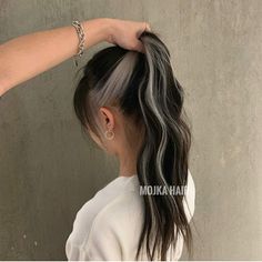 Hidden Hair Color, Rambut Brunette, Hair Color Underneath, Peekaboo Hair, Hair Color Streaks, Hair Streaks, Makijaż Smokey Eye, Pretty Hair Color, Hair Stylies