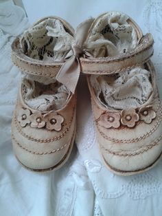 Gepatineerde kinderschoentjes Old Shoes, Vintage Baby, Baby Pictures, Wedding Sneaker, Wedding Shoe