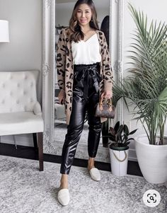 Jogger Piel Outfit, Revamp Clothes, Canadian Lifestyle, Outfits Leggins, Layering Essentials, Leather Jogger Pants, Mom Clothes, Brunch Outfits, Jogger Pants Outfit