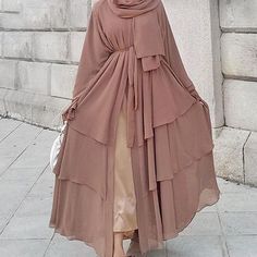 This 3 layer chiffon open abaya is the perfect statement piece for any outfit. Wear with or without the matching belt for a stunning khaleeji look. Dress With Hijab, Classy Vintage Outfits, Outfits Muslim, Abaya Outfit, Estilo Hijab, Stile Hijab, Open Abaya, Muslim Outfits Casual, Hijabi Fashion Casual